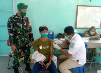 Babinsa Desa Landak Serda Syamsul Fahri, Monitoring dan Pengamanan Penyuntikan Vaksin Covid-19 di Kelurahan Jemaja