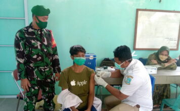 Babinsa Desa Landak Serda Syamsul Fahri, Monitoring dan Pengamanan Penyuntikan Vaksin Covid-19 di Kelurahan Jemaja