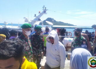 Babinsa Koramil 04/Letung Kembali Lakukan Pengamanan Naik dan Turun Penumpang Fery MV. VOC BATAVIA