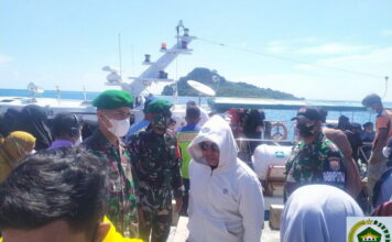 Babinsa Koramil 04/Letung Kembali Lakukan Pengamanan Naik dan Turun Penumpang Fery MV. VOC BATAVIA