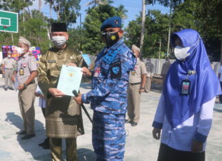 Danlanud Raden Sadjad Terima Sertifikat Tanah TNI AU di Pulau Subi dari ATR/BPN Natuna