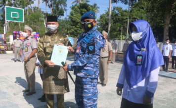 Danlanud Raden Sadjad Terima Sertifikat Tanah TNI AU di Pulau Subi dari ATR/BPN Natuna