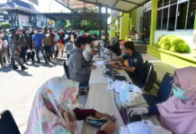 Tanpa Kenal Lelah Vaksinator dan Nakes Layani Serbuan Vaksinasi Maritim