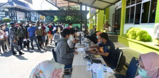 Tanpa Kenal Lelah Vaksinator dan Nakes Layani Serbuan Vaksinasi Maritim