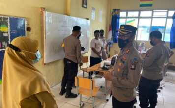 Kapolres Natuna Tinjau Pelaksanaan Vaksinasi di Gerai Vaksin Presisi Bhakti Kesehatan SMPN 1 Bunguran Timur