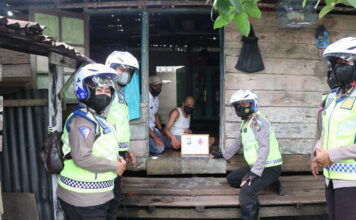 Operasi Patuh Seligi 2021, Satlantas Polres Lingga Bagikan Paket Sembako Kepada Masyarakat