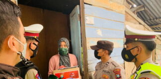 Satlantas Polres Natuna Bagikan Paket Sembako dan Masker Kepada Masyarakat