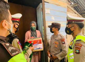Satlantas Polres Natuna Bagikan Paket Sembako dan Masker Kepada Masyarakat