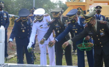 Jelang Peringatan HUT TNI KE 76, Satuan TNI Ziarah Ke Taman Makam Pahlawan Natuna