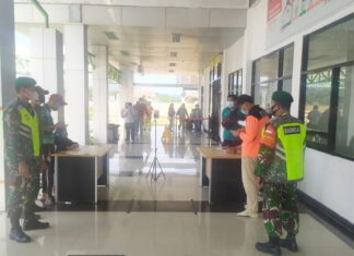 Babinsa Koramil/04 Letung Lakukan Pengamanan Naik Turun Penumpang Pesawat Wings Air di Bandara Letung