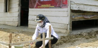 Winarti Letakkan Batu Pertama Bantuan Bedah Rumah Milik Warga