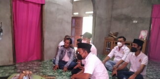 Kunjungi Pasien Lumpuh, DPD Perpat Kabupaten Lingga Berikan Sedikit Bantuan