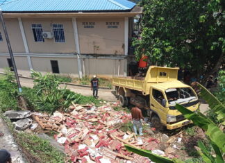 Truk di Anambas Bermuatan Keramik Masuk ke Jurang