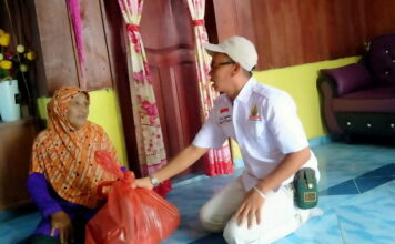 Peduli Sesama, Nyonya Minimarket Lingga Mart Bersama Anggota DPD Perpat Lingga Serahkan Bantuan Kepada Lansia