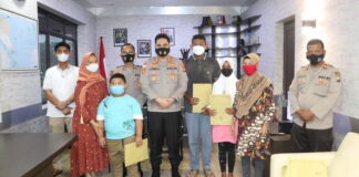 Kapolres Lingga Berikan Santunan Kepada Keluarga Almarhum Anggota Polri