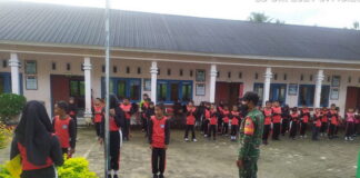 Babinsa Serda Sholihin dan Kopda Fian Hendratmo, Gelar Pelatihan PBB Untuk Anak SD 012 Desa Landak