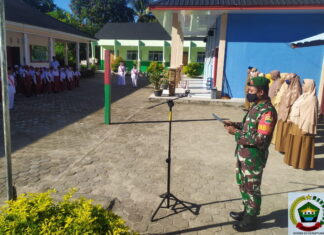 Jalin Silaturahmi Bersama SDN 012, Serda Sholihin Jadi Irup Upacara Bendera