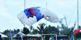 Atraksi Terjun Payung Hipnotis Masyarakat Dabo Usai Diserbu Vaksin TNI AL