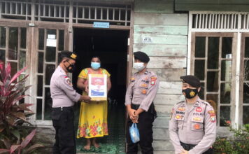 Peduli Terhadap Sesama, Polres Natuna Bagikan Paket Sembako dan Nasi Bungkus Kepada Warga