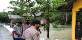 Tanggap bencana, Polres Lingga dan Polsek Singkep Barat Lakukan Pengamanan dan Bantu Warga di Lokasi Bencana