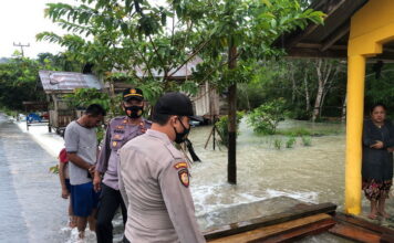 Tanggap bencana, Polres Lingga dan Polsek Singkep Barat Lakukan Pengamanan dan Bantu Warga di Lokasi Bencana
