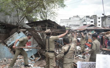 Satpol PP Kabupaten Asahan Lakukan Penertiban kios pedagang di Pasar Buah Kisaran