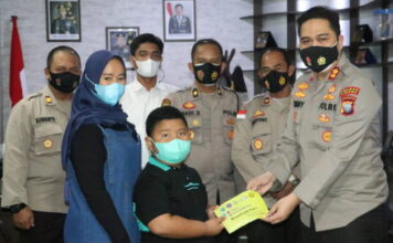 Kapolres Lingga Memberikan Bansos Dari “31 Tahun Gelar Akabri 90 Mengabdi Untuk Negeri” Kepada Keluarga Almarhum Anggota Polri