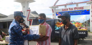 KASAU Serahkan Ratusan Paket Sembako Saat Peresmian Satuan Baru TNI AU di Natuna