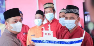 Serahkan Kapal 2 GT Kepada Kelompok Nelayan, Bupati Lingga Apresiasi Dinas Perikanan