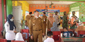 Wabup Natuna Tinjau Vaksinasi Anak 6 – 11 Tahun di Desa Sepempang