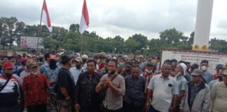 Ratusan Warga Unjuk Rasa di Kantor Bupati Tulang Bawang Tuntut Ganti Rugi dari PT SGC