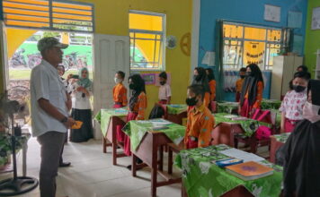 Tinjau Proses Belajar dan Bangunan Gedung, Kadisdikpora Lingga Armia Turun Ke Sekolah
