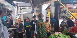 Cek Harga Kebutuhan Pokok, Kadisperindag dan UKM Anambas Sidak Pasar Impres Tarempa