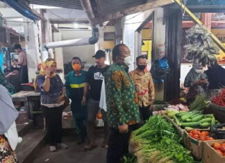Cek Harga Kebutuhan Pokok, Kadisperindag dan UKM Anambas Sidak Pasar Impres Tarempa