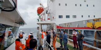 SAR Gabungan Berikan Bantuan Peralatan Medis Kepada ABK MV True Marine Positif Covid -19