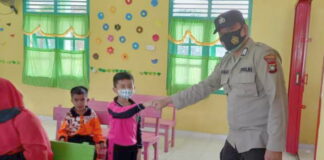 Sambil Berikan Hadiah Masker, Sat Binmas Polres Lingga Ajak Anak-anak Ikut Vaksin