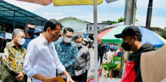 Presiden Jokowi Berikan Bantuan untuk Pedagang di Pasar Sederhana