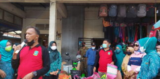 Kurangi Limbah Plastik, Kelurahan Tarempa Bersama Dishub LH Anambas Bagikan 350 Buah Tas Ramah Lingkungan