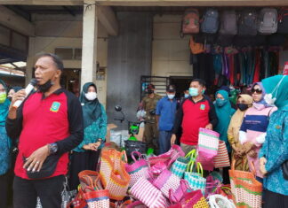 Kurangi Limbah Plastik, Kelurahan Tarempa Bersama Dishub LH Anambas Bagikan 350 Buah Tas Ramah Lingkungan