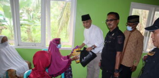Bupati Natuna Bagi Sembako Kepada 30 Lansia di Desa Sepempang