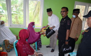 Bupati Natuna Bagi Sembako Kepada 30 Lansia di Desa Sepempang