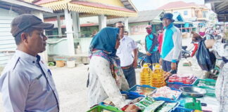 Disperindagkop dan UKM Anambas Sosialisasi Minyak Goreng Satu Harga di Pasar Letung