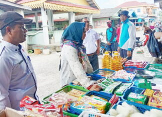 Disperindagkop dan UKM Anambas Sosialisasi Minyak Goreng Satu Harga di Pasar Letung
