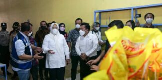 Wagub Kepri Serahkan Bantuan Minyak Goreng