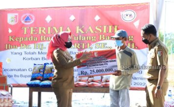 Bupati Winarti Berikan Bantuan Kepada Masyarakat Yang Terkena Bencana Banjir