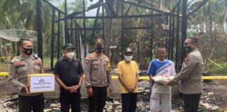 Kapolres Natuna Beri Bantuan Sembako Kepada Warga Korban Kebakaran Rumah
