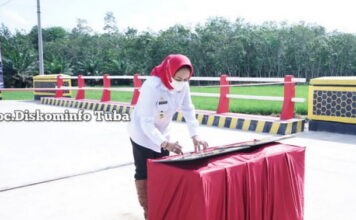 Bupati Winarti Resmikan Jembatan Way Badar Penghubung 2 Kecamatan di Tulang Bawang
