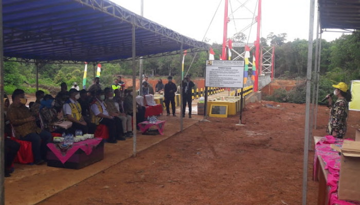 Wabup Natuna Bersama Anggota DPR RI Resmikan Jembatan Gantung Segeram -  Bursa Kota