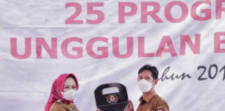 Kunker di Kampung Tiuh Tuhow, Bupati Winarti Serahkan Bantuan Ke Masyarakat