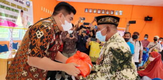 SMSI Bintan dan Plt Bupati Roby Bagikan Paket Sembako Untuk Warga Sei Enam
